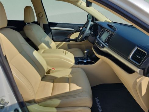Used 2018 Toyota Highlander XLE FWD image 28