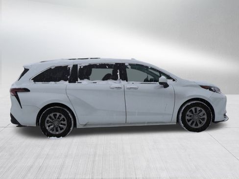 Used 2024 Toyota Sienna XLE image 8