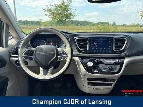 Used 2019 Chrysler Pacifica Limited w/ Tire & Wheel Group FWD image 2