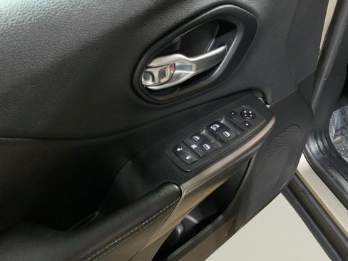 Used 2019 Jeep Cherokee Latitude w/ Popular Appearance Group image 20