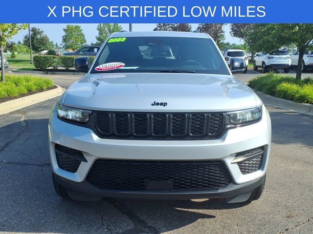 Used 2023 Jeep Grand Cherokee Altitude AWD/4WD image 2