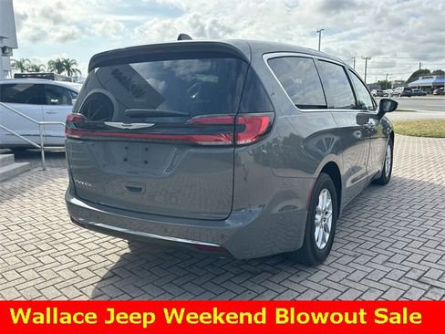 Used 2023 Chrysler Pacifica Touring-L image 6