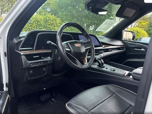 Used 2024 Cadillac Escalade ESV Premium Luxury image 5