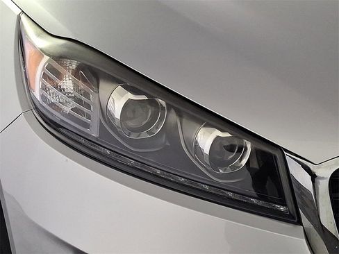 Used 2019 Kia Sorento LX image 11