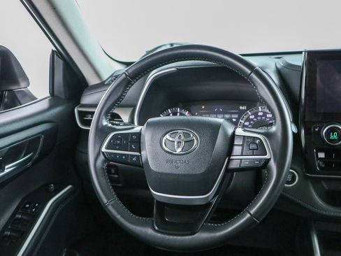 Used 2024 Toyota Highlander XLE FWD image 13