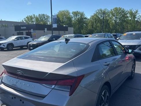 Used 2023 Hyundai Elantra SEL w/ Convenience Package FWD image 10