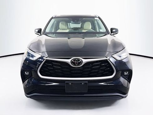 Used 2023 Toyota Highlander XLE AWD/4WD image 2