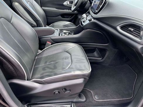 Used 2025 Chrysler Pacifica Limited FWD image 23