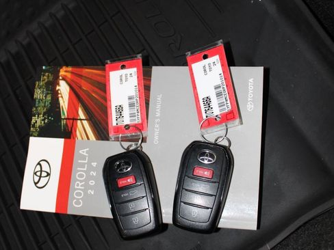 Used 2024 Toyota Corolla SE w/ SE Premium Package FWD image 30