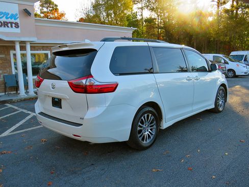 Used 2020 Toyota Sienna XLE image 7