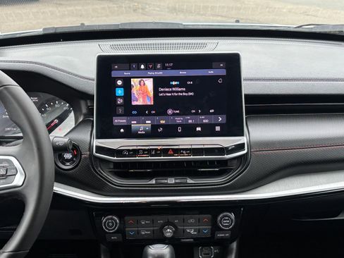 Used 2025 Jeep Compass Trailhawk image 18