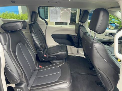 Used 2023 Chrysler Pacifica Touring-L FWD image 16