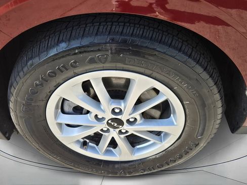 Used 2024 Kia Carnival LX image 9