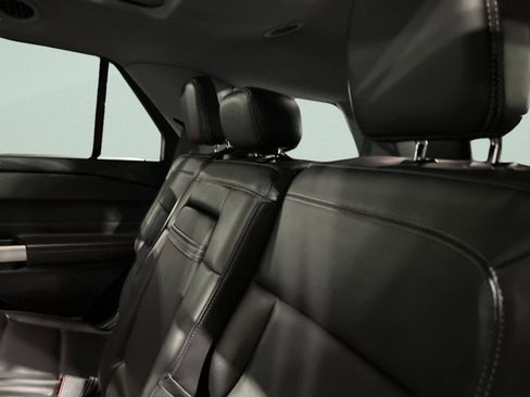 Used 2023 Ford Explorer XLT image 18