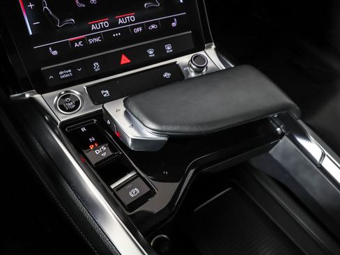 Used 2023 Audi e-tron Premium image 32