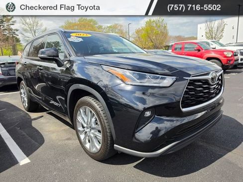 Used 2023 Toyota Highlander Limited image 3