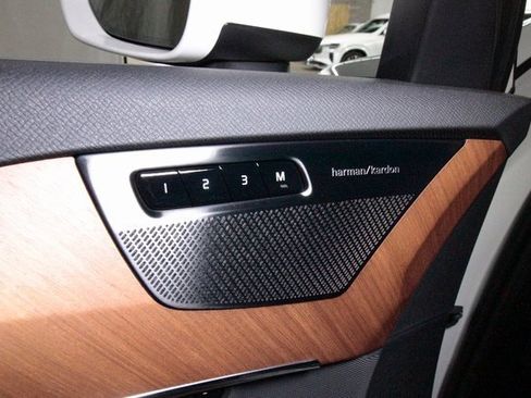 Certified 2025 Volvo XC90 B6 Plus w/ Protection Package Premier image 19