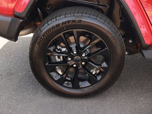 Used 2025 Jeep Wrangler Sahara 4xe image 9