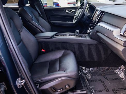 Used 2025 Volvo XC60 B5 Core image 19