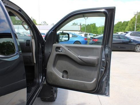 Used 2013 Nissan Frontier SV image 24