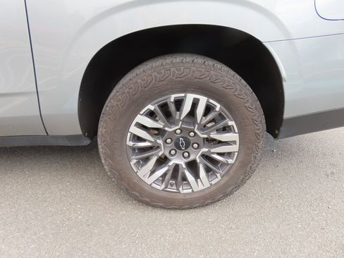 Used 2025 Chevrolet Suburban Z71 image 12