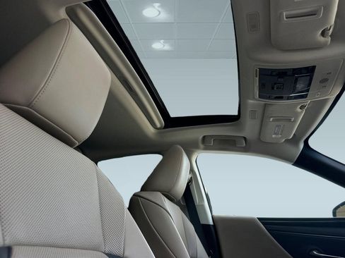 Used 2021 Lexus ES 300h w/ Accessory Package FWD image 24