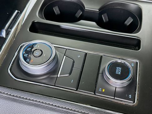 Used 2024 Ford Expedition XLT image 25