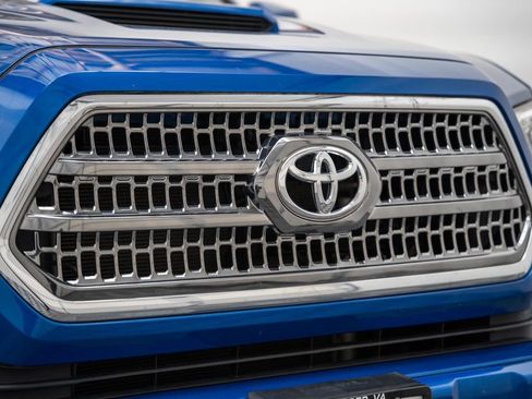 Used 2017 Toyota Tacoma TRD Sport w/ Tow Package AWD/4WD image 12