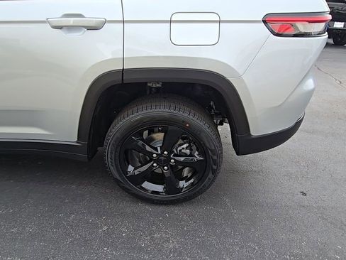 New 2025 Jeep Grand Cherokee Laredo image 12