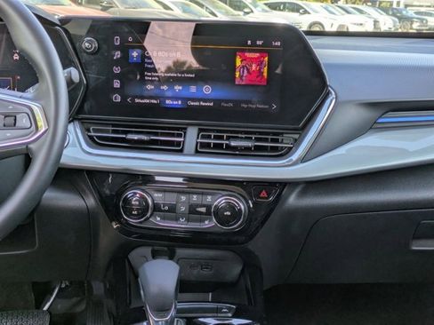 Used 2025 Chevrolet Trax LT w/ LT Convenience Package image 10