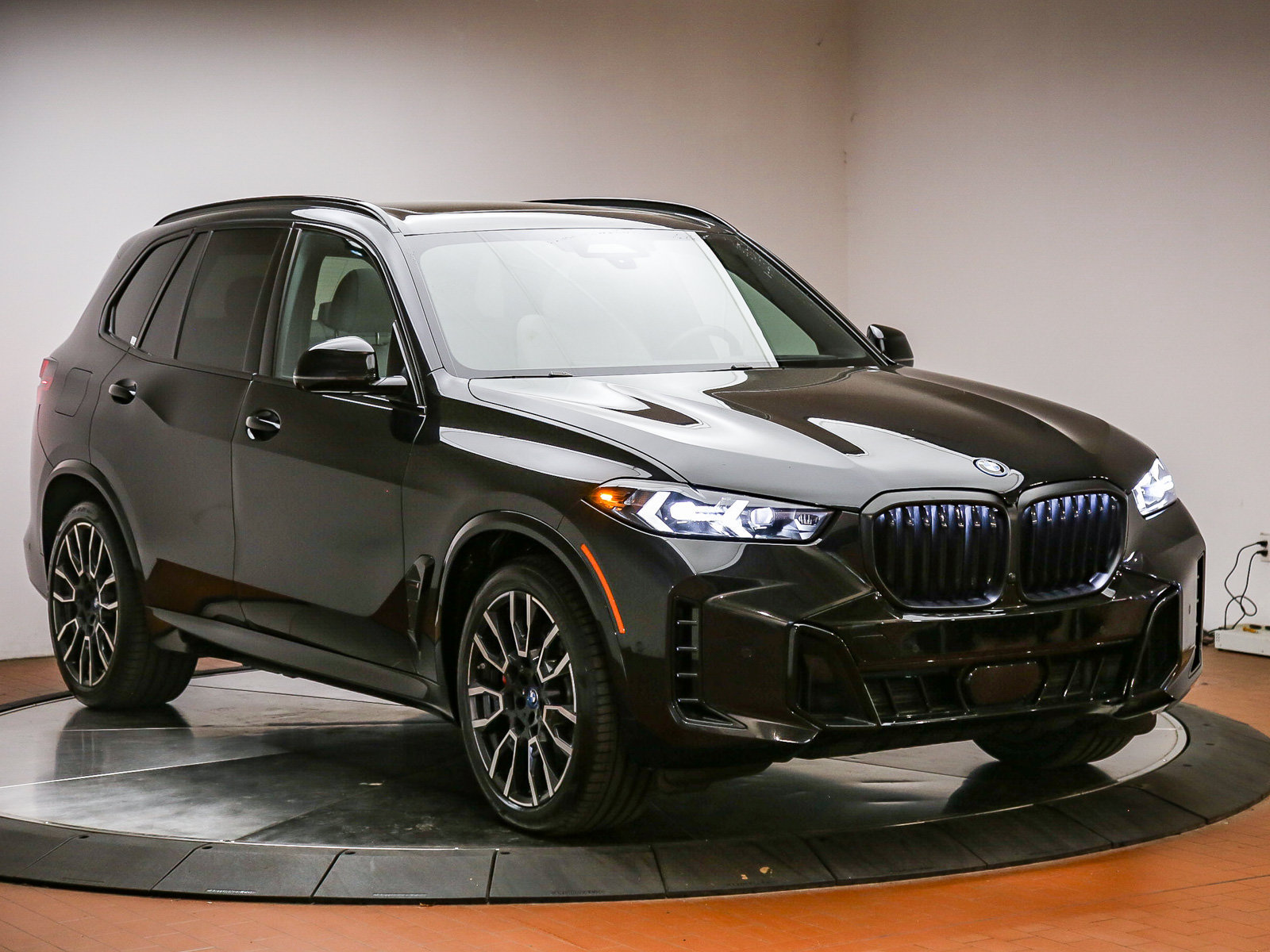 Used 2024 BMW X5 xDrive50e w/ M Sport Package AWD/4WD image 3