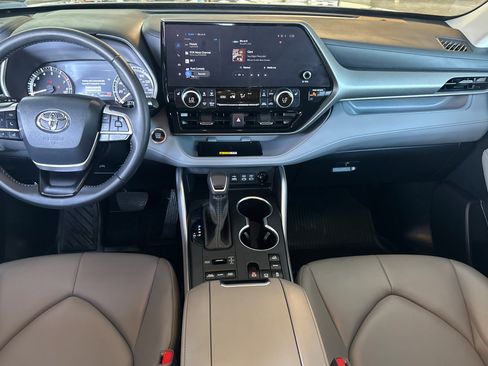 Used 2024 Toyota Highlander XLE AWD/4WD image 13