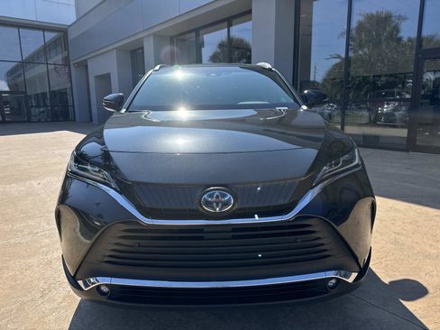 Used 2023 Toyota Venza XLE image 7