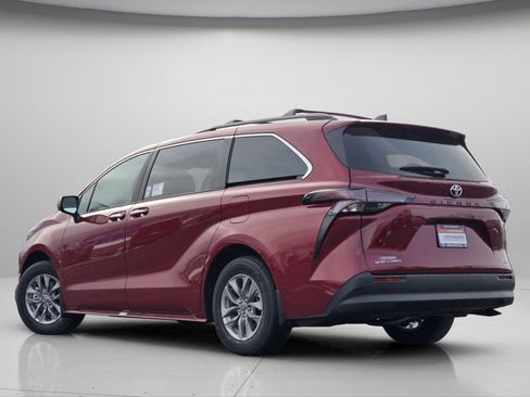 New 2026 Toyota Sienna XLE image 19