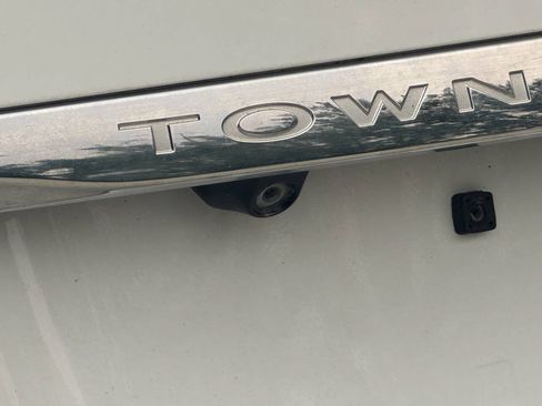 Used 2014 Chrysler Town & Country S FWD image 5