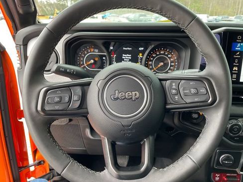 Used 2025 Jeep Gladiator Mojave AWD/4WD image 27