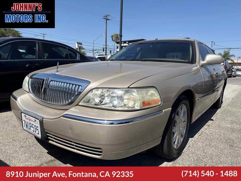 Used 2011 Lincoln Town Car Signature Limited RWD image 1