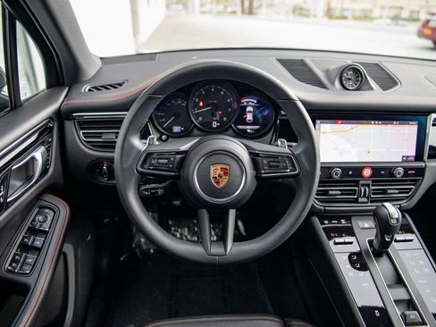 Certified 2025 Porsche Macan image 22