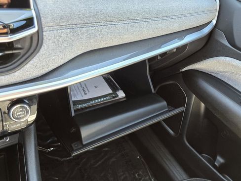 Used 2024 Jeep Compass Latitude image 23