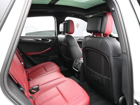 Certified 2025 Porsche Macan image 28