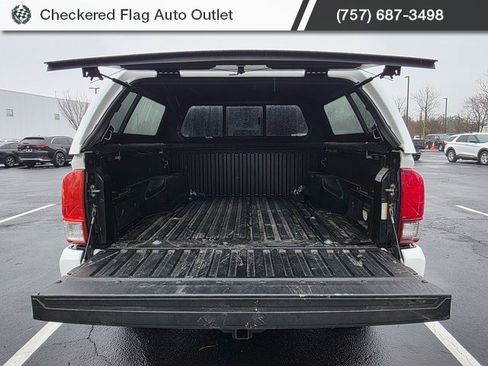 Used 2018 Toyota Tacoma TRD Sport image 7