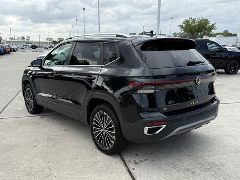 Used 2025 Volkswagen Taos SE FWD image 11