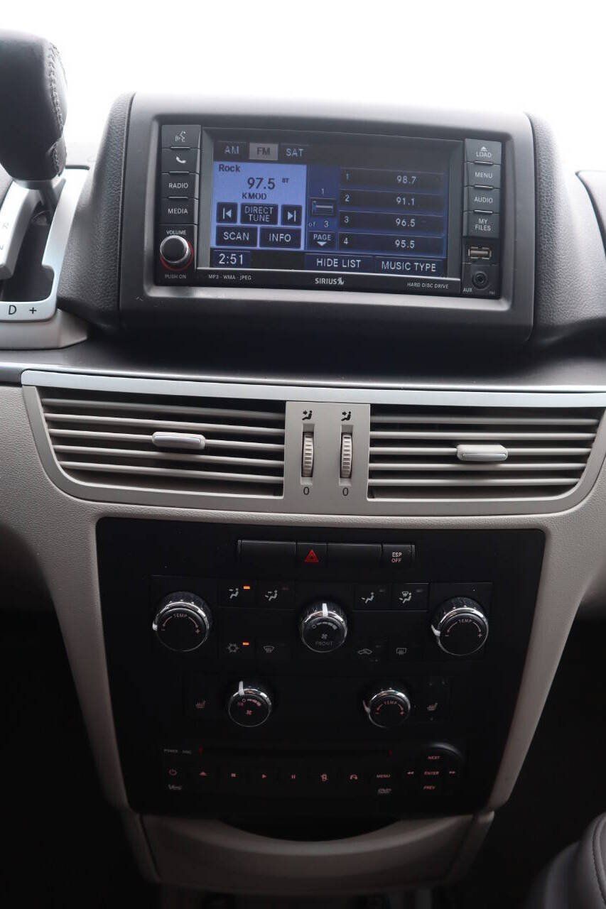 Used 2010 Volkswagen Routan SE FWD image 28