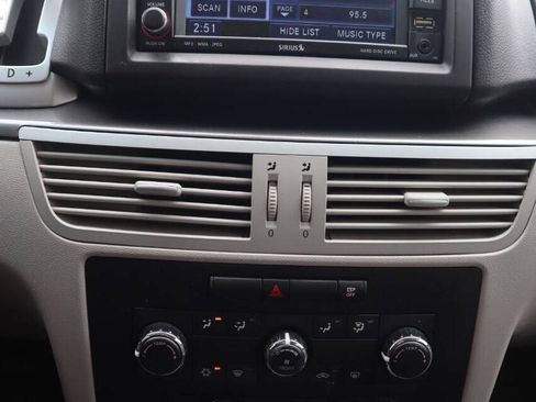 Used 2010 Volkswagen Routan SE FWD image 28