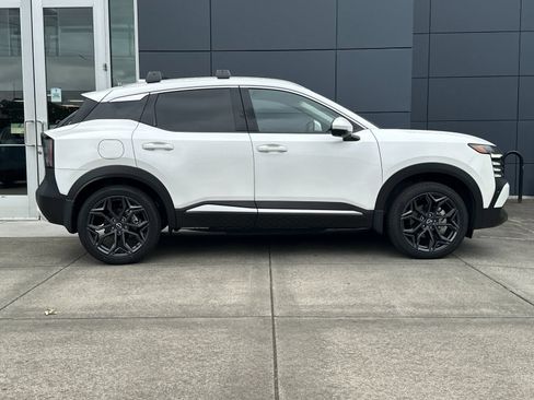 Used 2025 Nissan Kicks SR w/ Illumination Package AWD/4WD image 2