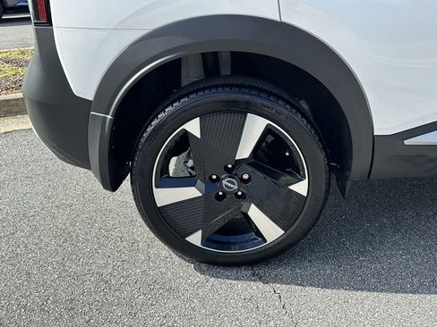 Certified 2025 Nissan Kicks SR image 18