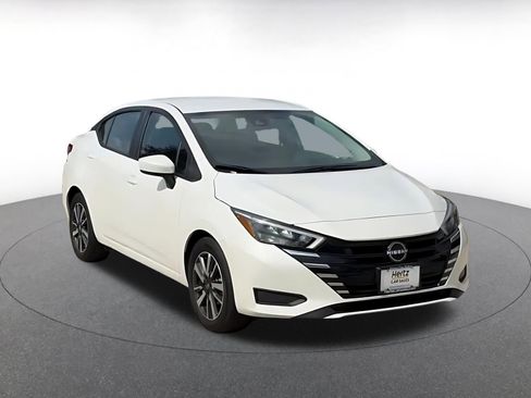 Used 2025 Nissan Versa SV image 3