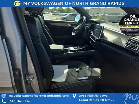 Used 2024 Volkswagen Atlas Cross Sport SE AWD/4WD image 44