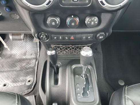 Used 2014 Jeep Wrangler Unlimited Sahara w/ Connectivity Group image 39