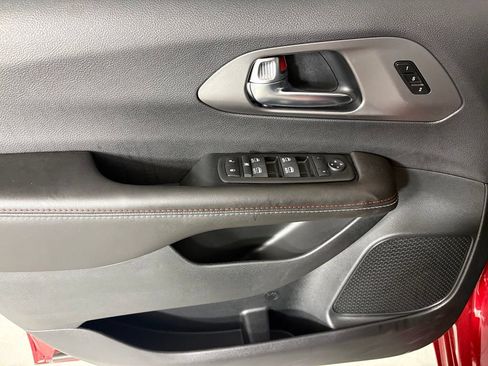 New 2027 Chrysler Pacifica Select FWD image 18